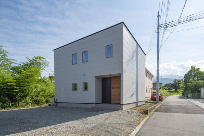 山梨県韮崎市注文住宅｜ラシア規格住宅、サイディングの外壁は白にの写真1