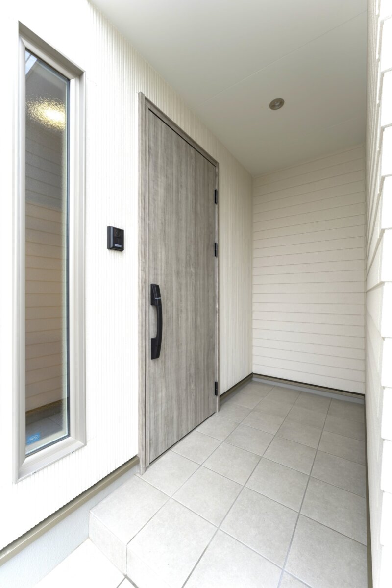 山梨県笛吹市注文住宅｜おしゃれな白い外壁、よろい調サイディングの写真4