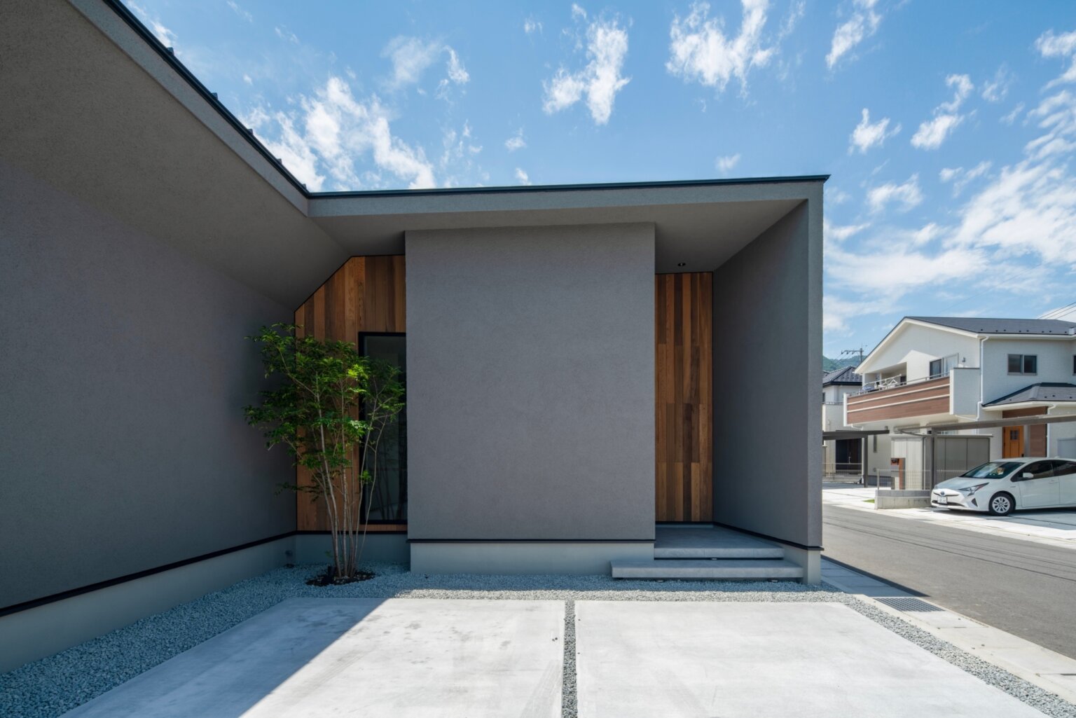 グレーの家を建てる6つのメリットと外観の施工事例|外壁や色選びのコツも解説 - 【山梨県の注文住宅なら入沢工務店へ】想いを大切にした家づくり