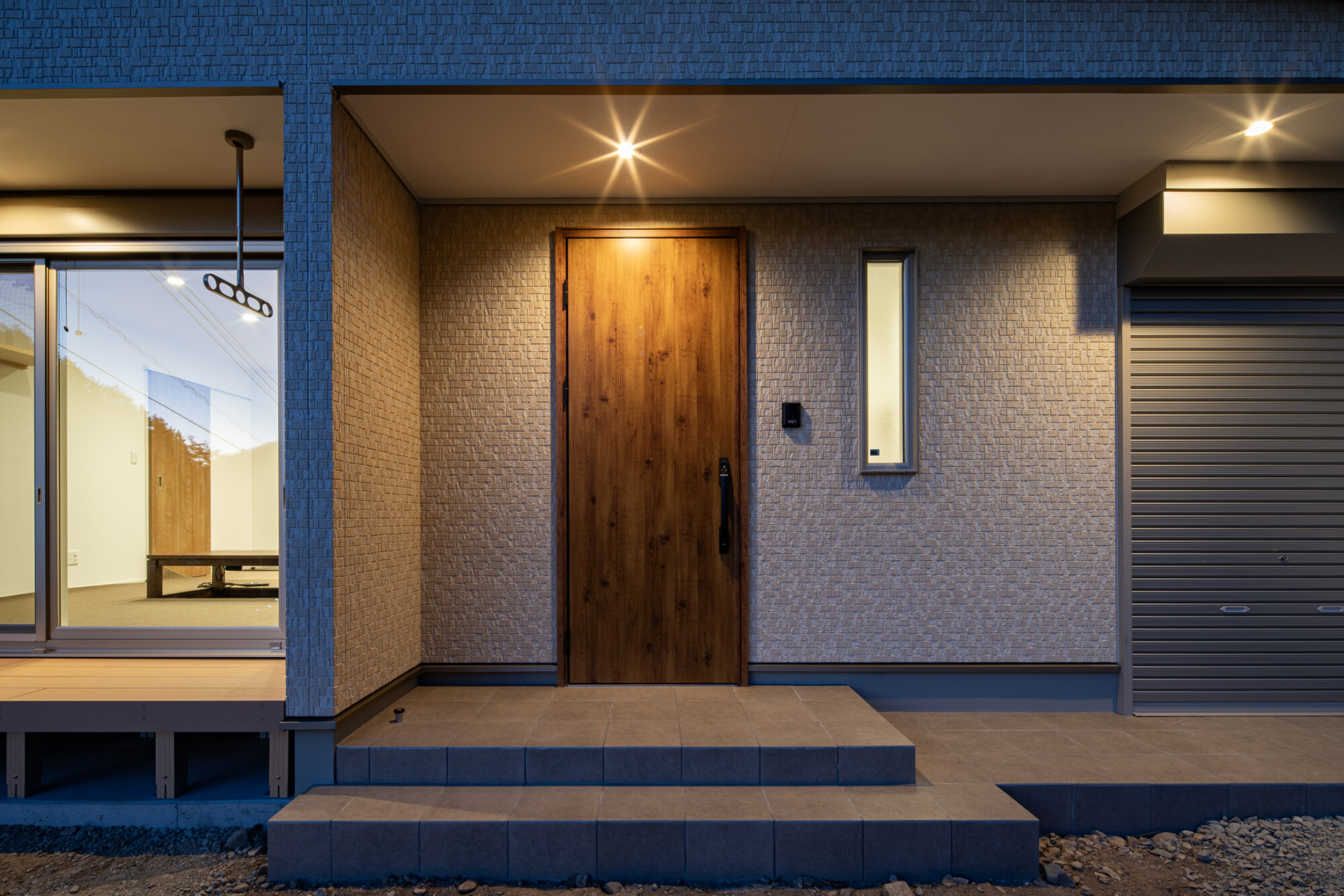 防犯性の高い玄関ドアとガレージシャッター｜甲府・山梨｜入沢工務店