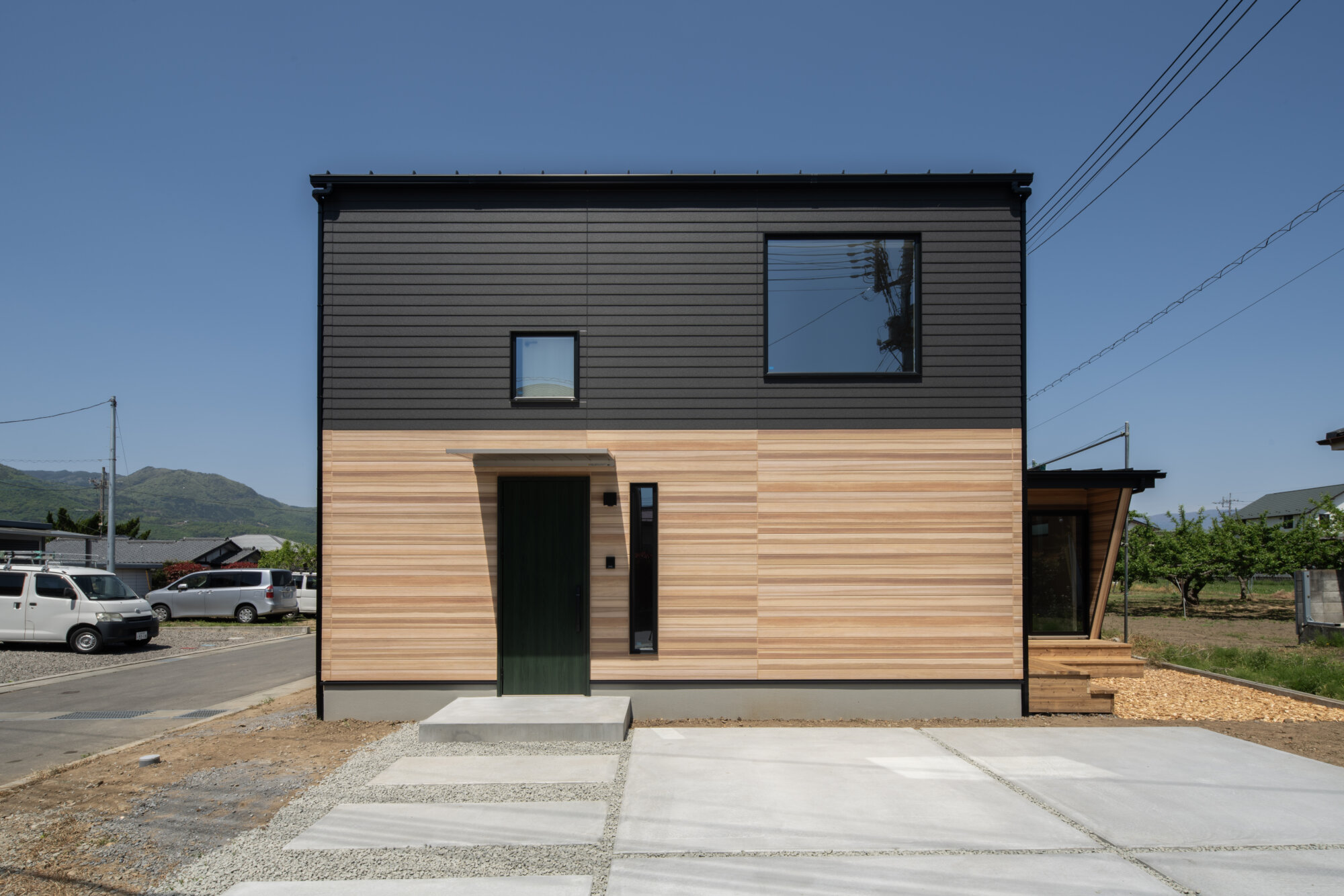 おしゃれなツートンカラーの北欧風の外観