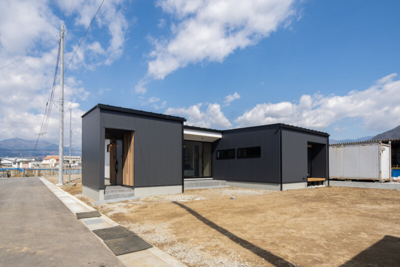 黒い外観がモダンな平屋｜勾配天井の開放感と豊富な収納で暮らしやすい家