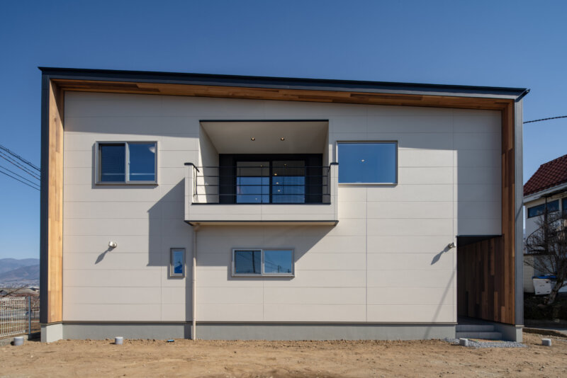 片流れ屋根とインナーバルコニーのある二階建て