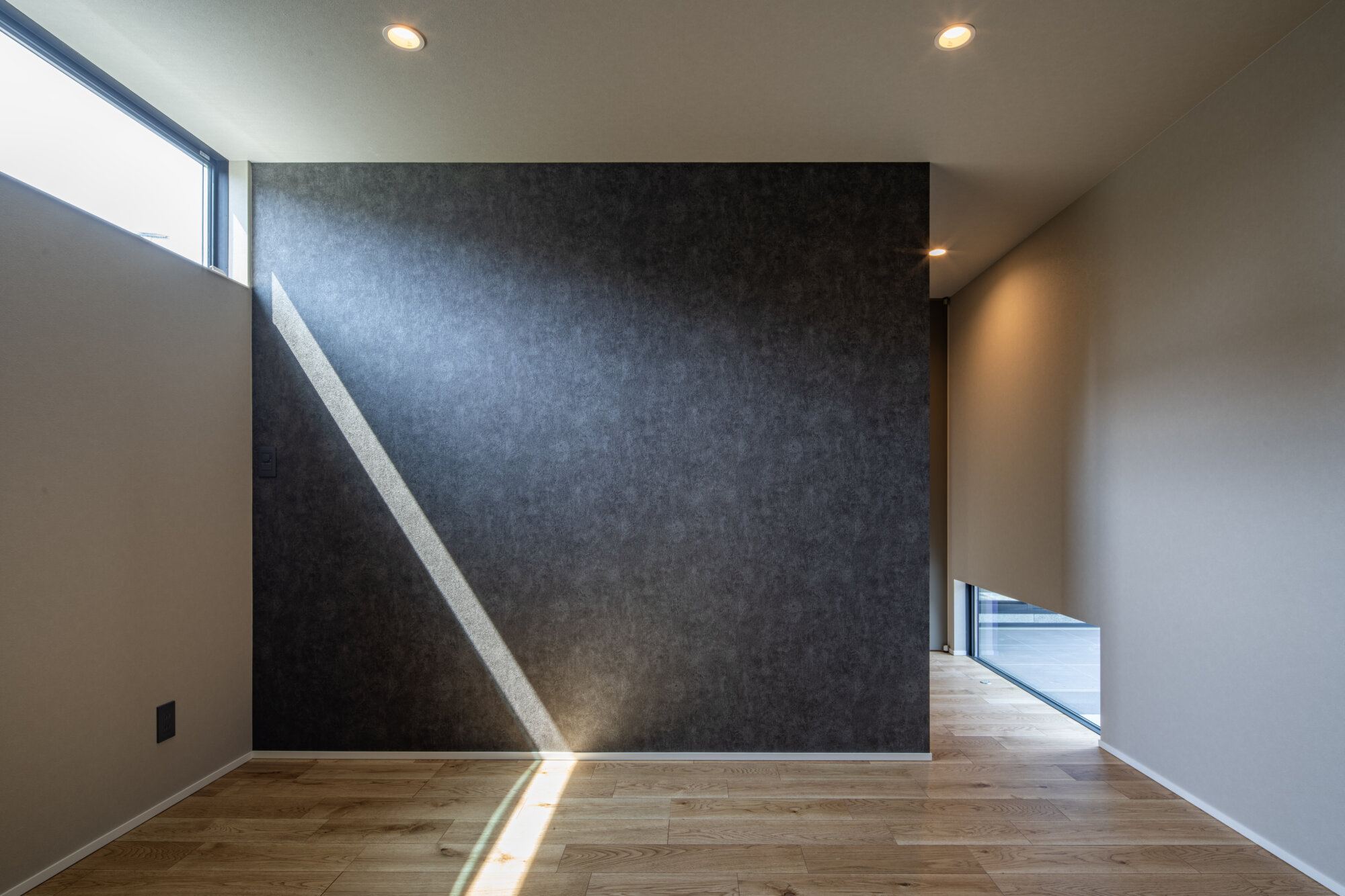 天窓と地窓を組み合わせた寝室