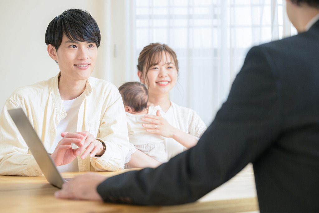 信頼できる会社に住宅ローンの相談をする夫婦｜甲府・山梨｜入沢工務店