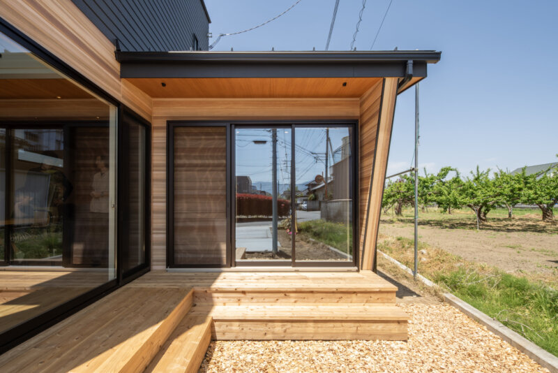 ツートンの外観に仕上げた二階建て住宅