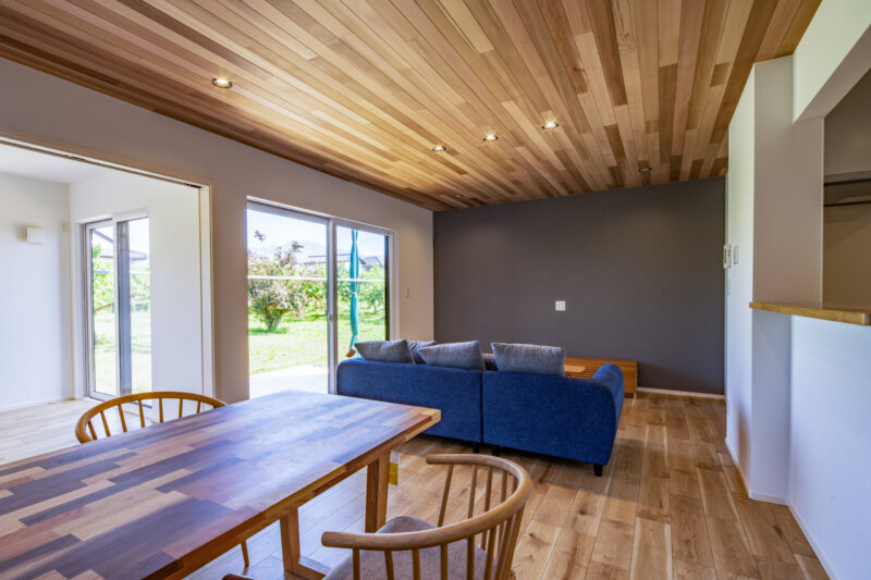 木目天井とグレーのアクセントが映える、素材感を楽しむ住宅