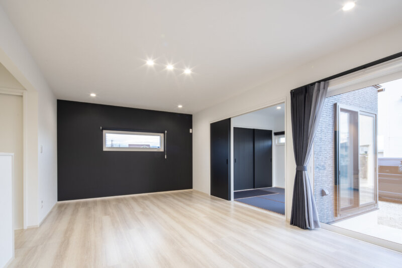 タイルの外壁が美しい、プライバシーにも配慮した住宅