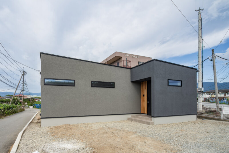 外からの視線を遮り光を採り込む、洗練された箱型の平屋