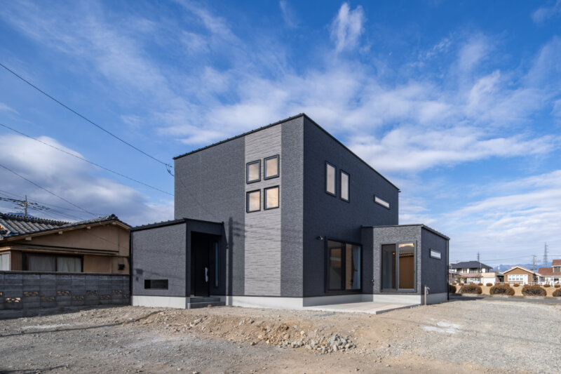 タイルの外壁が美しい、プライバシーにも配慮した住宅