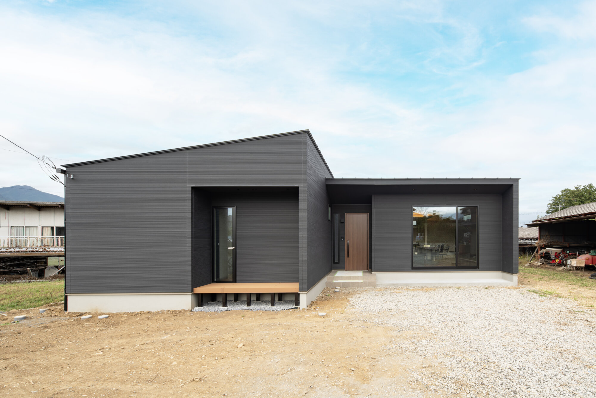 かっこいい黒い外壁の平屋|山梨・甲府|入沢工務店
