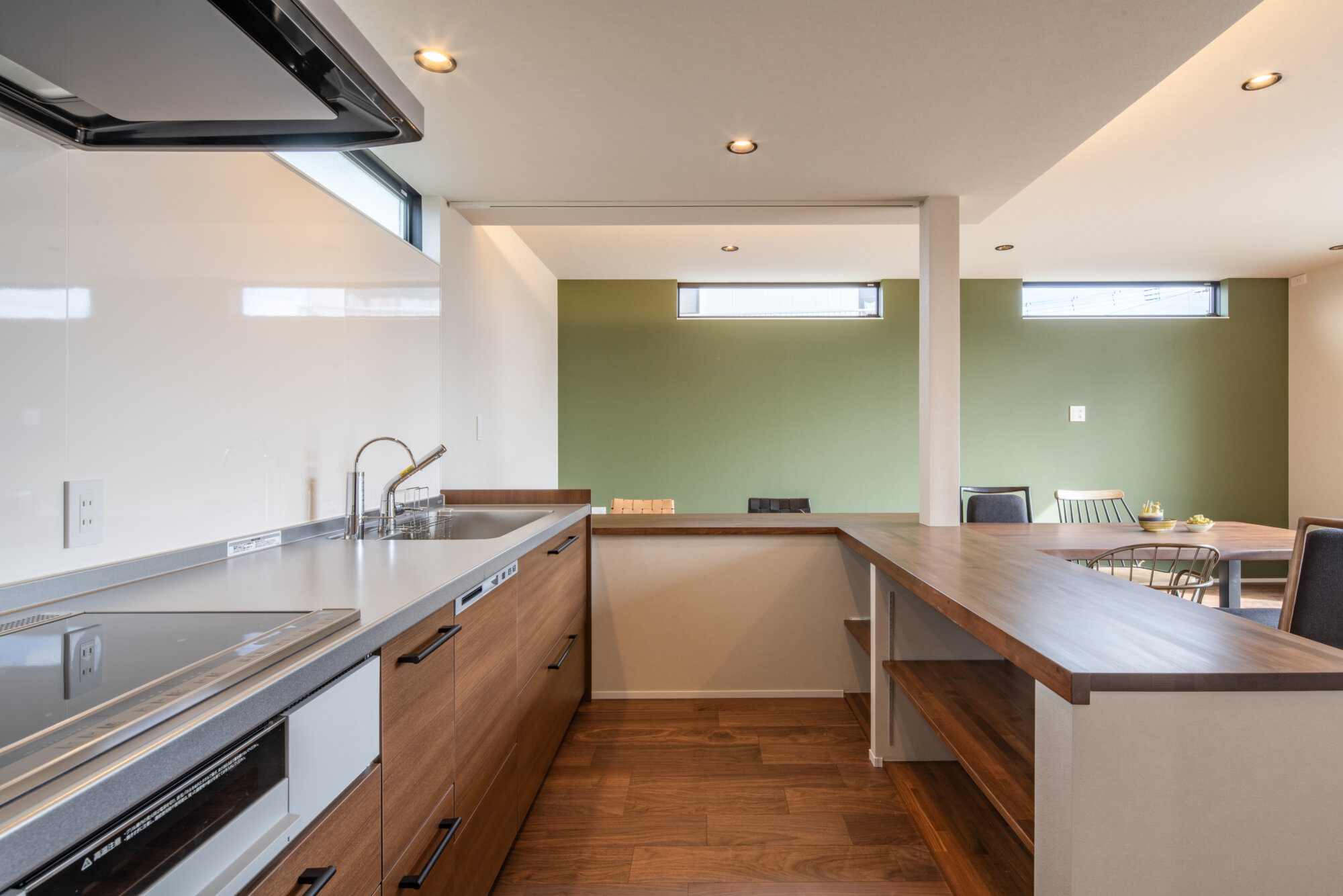 3つの高窓が配置されたキッチンダイニング