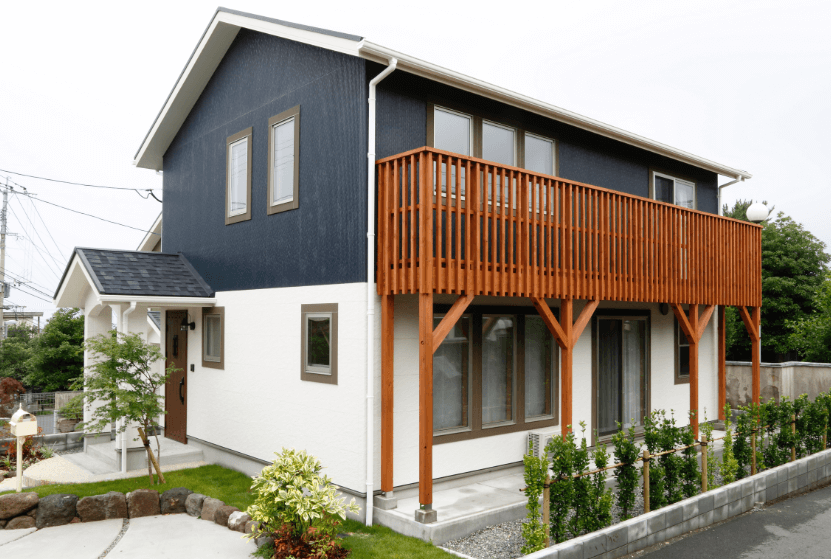 ブラック×ホワイトの北欧風の外観